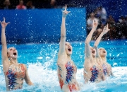 开云体育-游泳选手冲刺最后一段，成功超越对手夺牌