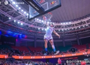 开云体育APP下载-前篮球巨星将现身比赛现场，引发球迷狂欢的简单介绍