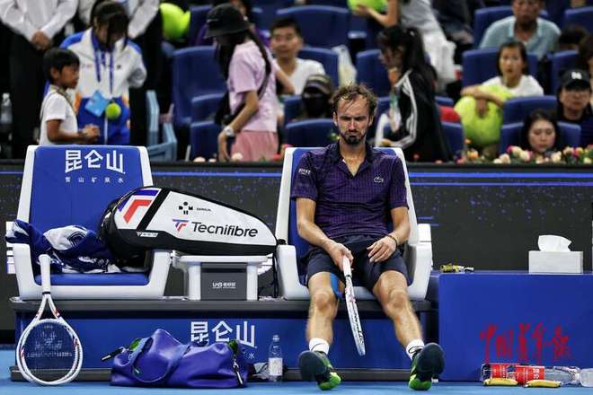 法国网球队爆冷英国网球队,梅德韦杰夫制霸全场 法国网球队爆冷英国网球队,梅德韦杰夫制霸全场