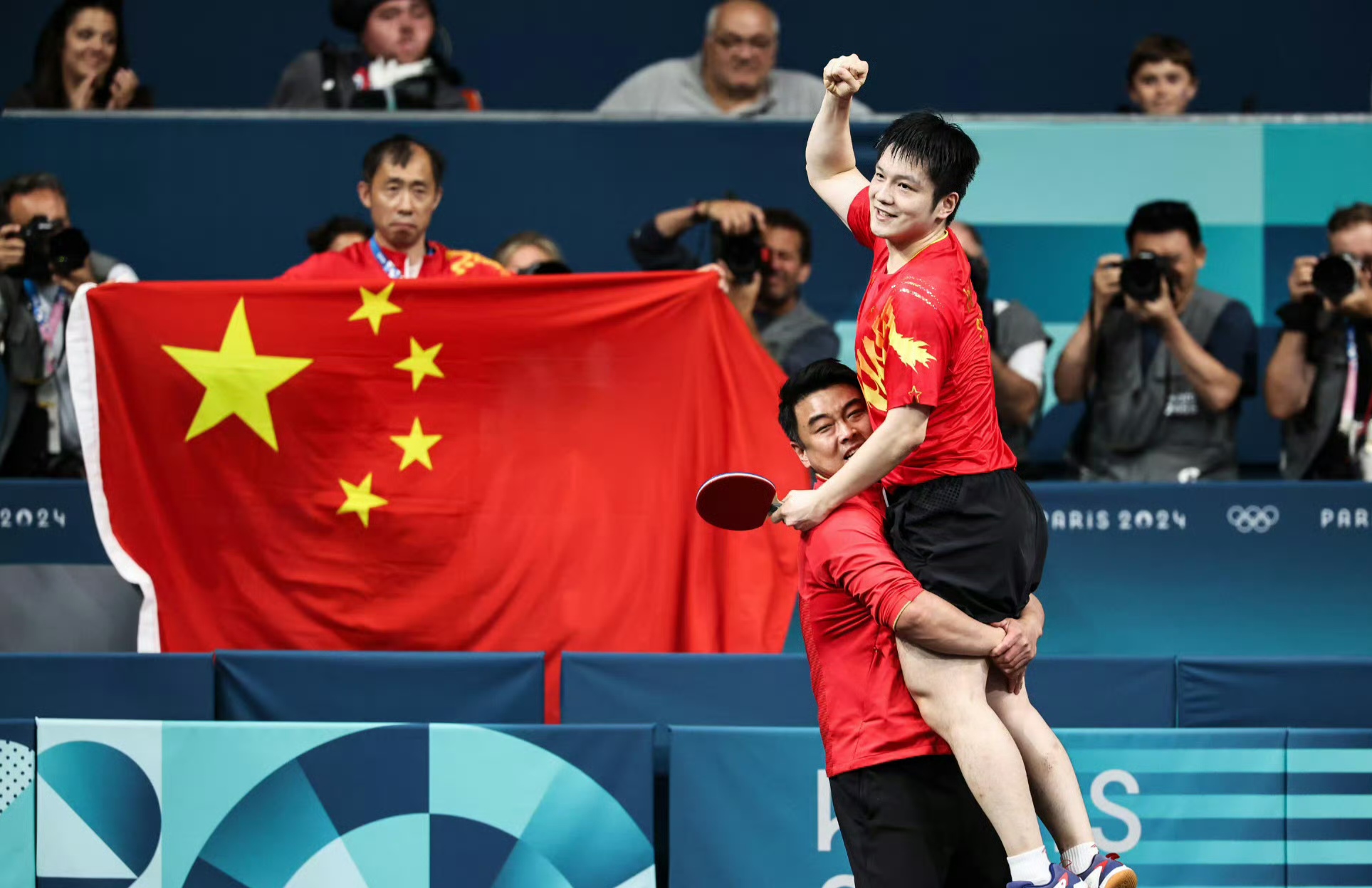 中国队横扫日本队，樊振东点燃赛场