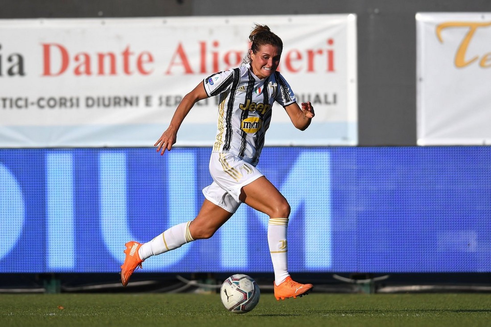 关于尤文图斯客场大胜，继续领跑积分榜的信息