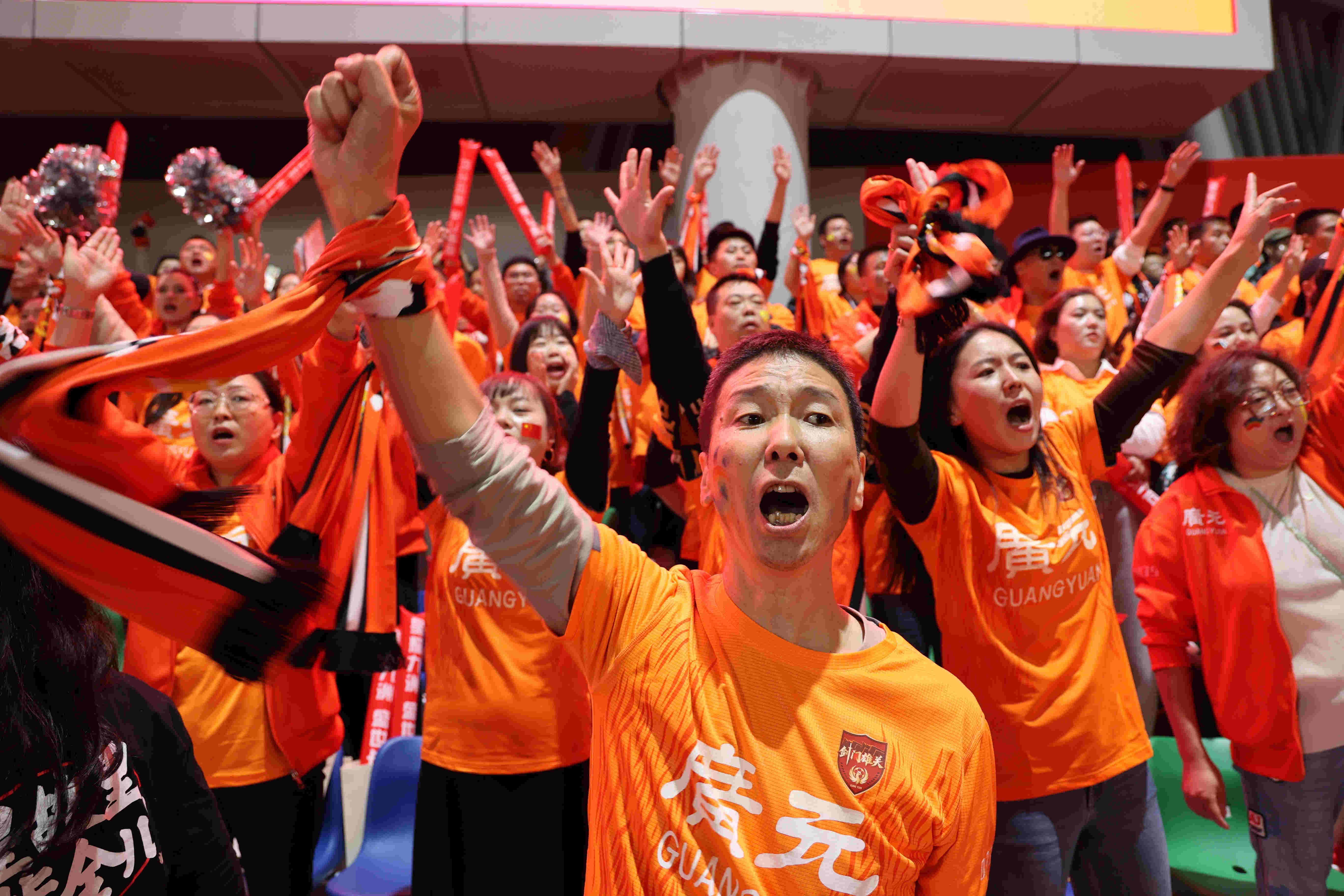 球迷尽情呐喊,为球队加油助威 球迷尽情呐喊,为球队加油助威