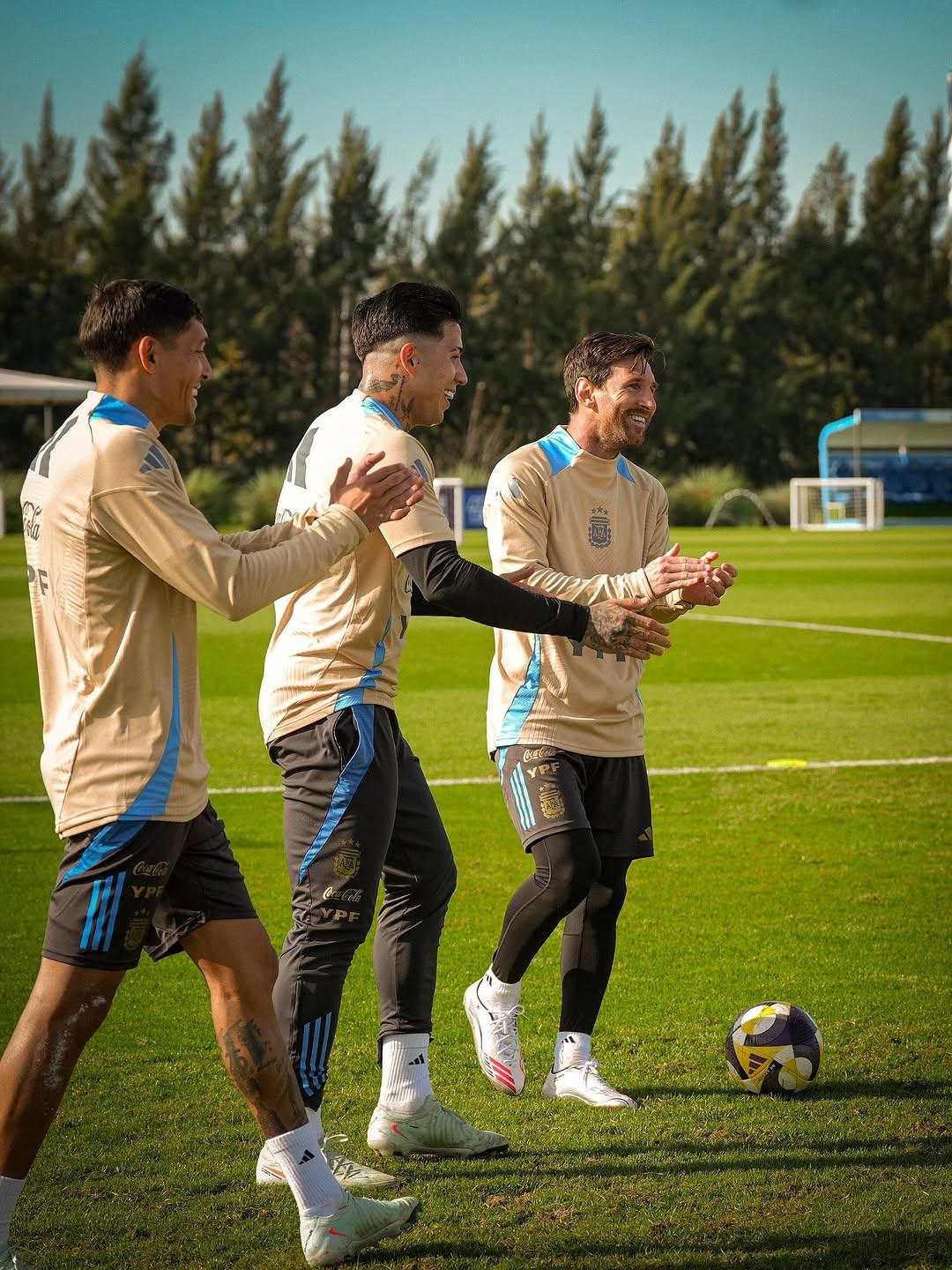 包含各国足球代表队抵达赛场,备战决赛的词条 包含各国足球代表队抵达赛场,备战决赛的词条