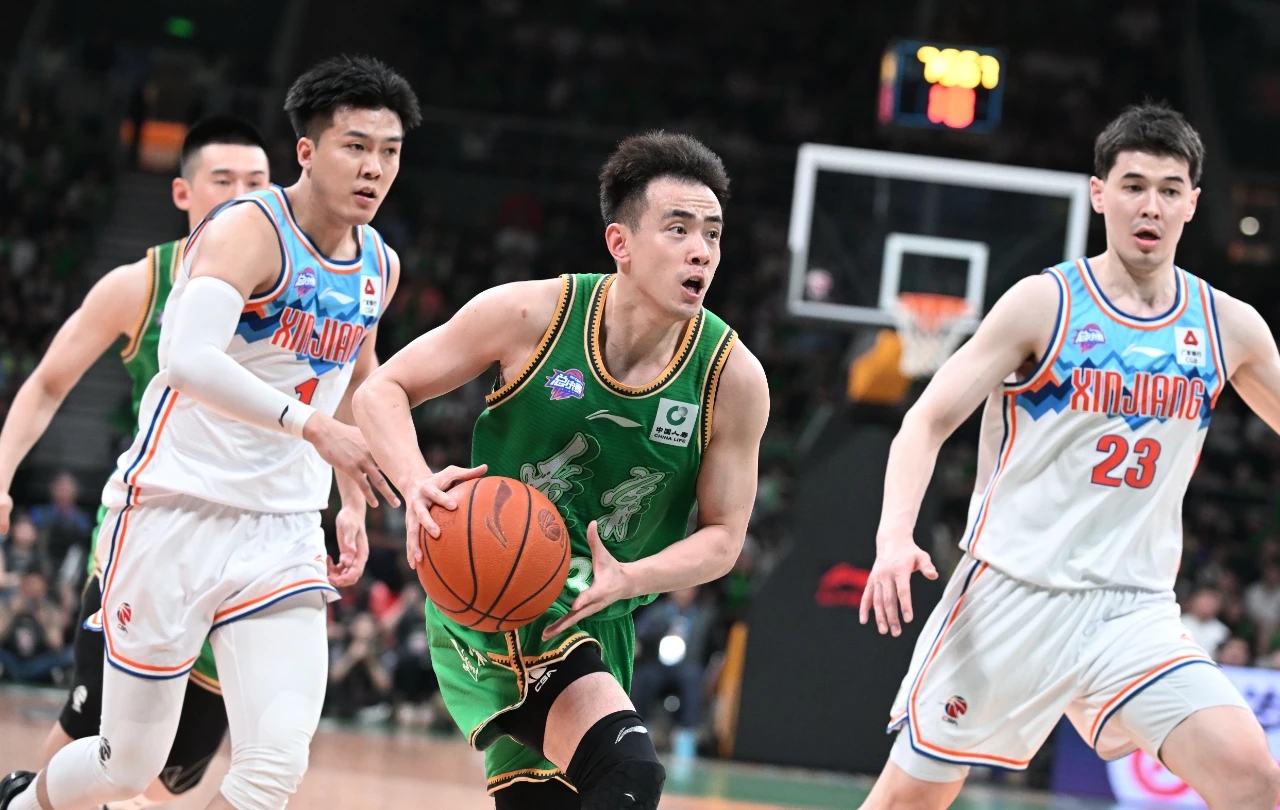 包含新疆男篮哄抢球员，俱乐部高层发布道歉声明的词条