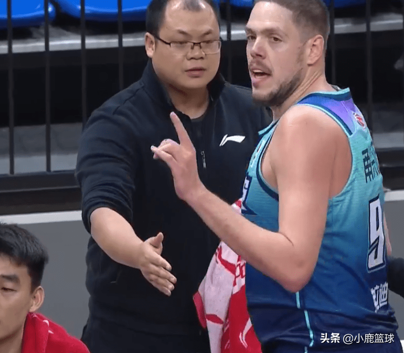 包含新疆男篮哄抢球员，俱乐部高层发布道歉声明的词条