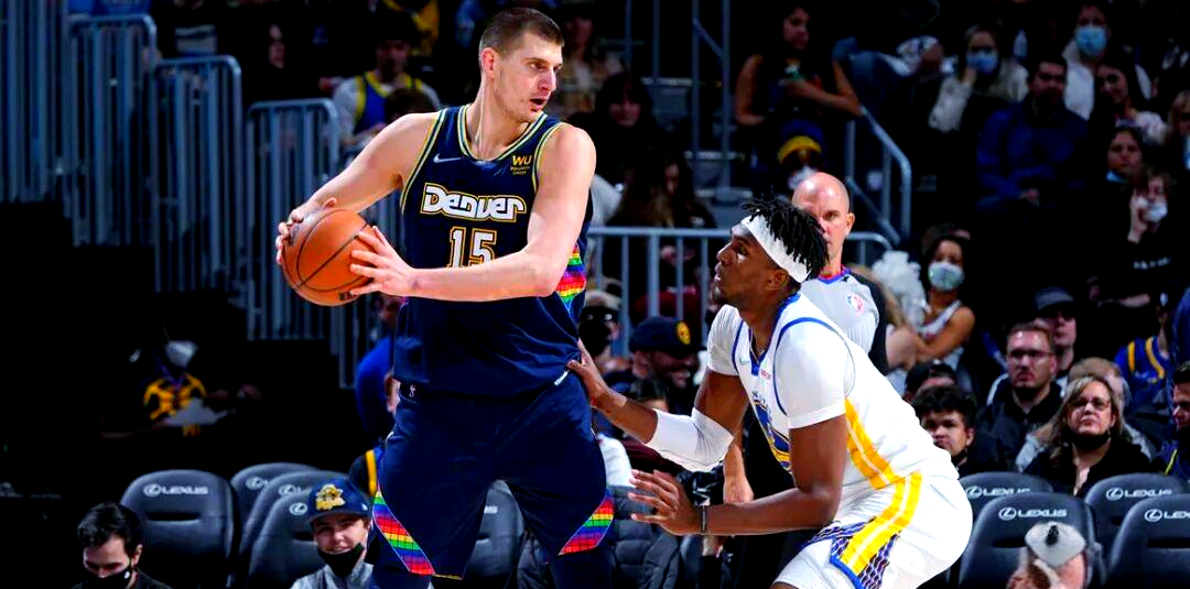 关于凯尔特人完胜掘金，布克状态火热的信息